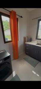 Uma cama ou camas num quarto em Roses Cove, Serene & tranquil, a slice of peace