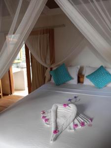 Bintang Tiga Bungalows Gili Air客房内的一张或多张床位