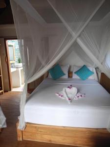 Bintang Tiga Bungalows Gili Air客房内的一张或多张床位