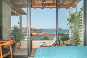 a room with a bed and a view of the ocean at Luxury condo with ocean view & beach access in Tangolunda