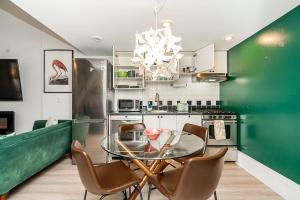 ein Esszimmer mit Glastisch und Stühlen in der Unterkunft Trendy Loft in Downtown in Vancouver