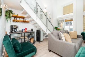 ein Wohnzimmer mit einer Couch und einer Treppe in der Unterkunft Trendy Loft in Downtown in Vancouver