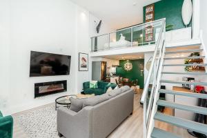 ein Wohnzimmer mit einer Couch und einer Treppe in der Unterkunft Trendy Loft in Downtown in Vancouver + 10 Fotos