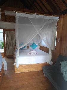 Bintang Tiga Bungalows Gili Air客房内的一张或多张床位