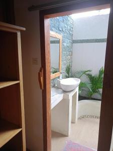 Bintang Tiga Bungalows Gili Air的一间浴室