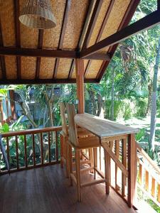 Bintang Tiga Bungalows Gili Air的阳台或露台