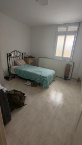 un dormitorio con una cama y una ventana en Los abrigos, en Los Abrigos