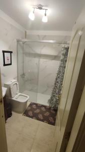 un baño con ducha y WC en Los abrigos, en Los Abrigos