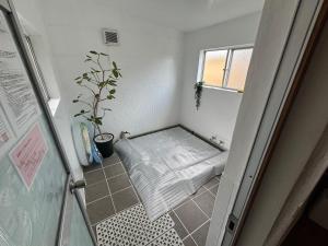 Kamar mandi di 民泊 47ハウス 家族でも楽しめる温泉付き一軒家 +34 foto