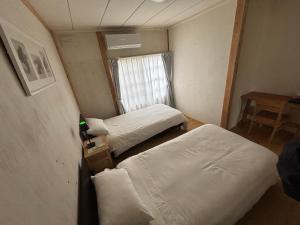 Łóżko lub łóżka w pokoju w obiekcie 民泊 47ハウス 家族でも楽しめる温泉付き一軒家
