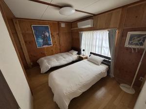 Łóżko lub łóżka w pokoju w obiekcie 民泊 47ハウス 家族でも楽しめる温泉付き一軒家