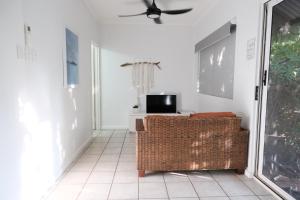 un soggiorno con un divano e un ventilatore a soffitto di Cable Beach 4BR Resort Stay a Cable Beach