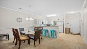 Η κουζίνα ή μικρή κουζίνα στο 1124 Willow Bend condo +17 φωτογραφίες