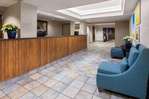 Ruang duduk di Days Inn by Wyndham Penn State