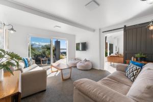 Posezení v ubytování Bayview Lake Taupo