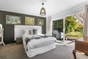 Postel nebo postele na pokoji v ubytování Bayview Lake Taupo