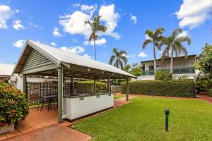 un padiglione in un cortile con palme di Cable Beach 4BR Resort Stay a Cable Beach