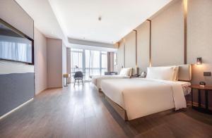 Postel nebo postele na pokoji v ubytování Atour S Shenzhen Nanshan