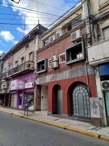 an old brick building with air conditioners on it at Departamento céntrico 25 MAYO I - Santa Fe in Santa Fe