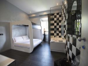 una camera con letto e lavandino e un bagno di iRooms Central Station a Roma