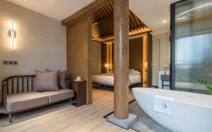 Rúm í herbergi á Jingli Yishu Boutique Inn