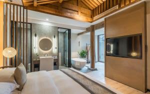 Rúm í herbergi á Jingli Yishu Boutique Inn