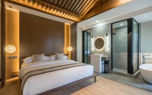 Rúm í herbergi á Jingli Yishu Boutique Inn