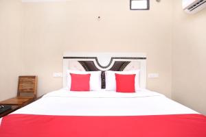 Postel nebo postele na pokoji v ubytování Hotel O Sky