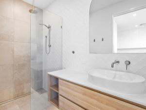 Baja on Cylinders - Beachfront Bliss في كينغسكليف: حمام أبيض مع حوض ودش +15 صورة