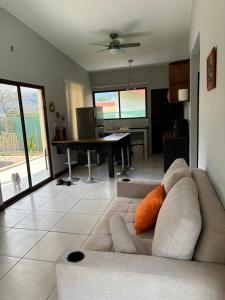 a living room with a couch and a piano at Casa de descanso in San Pablo