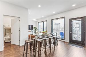Μια τηλεόραση ή/και κέντρο ψυχαγωγίας στο Chic Condo for 8 in Desirable Gulch Neighborhood
