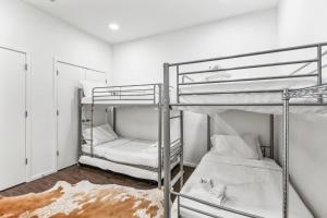 Ένα ή περισσότερα κρεβάτια σε δωμάτιο στο Chic Condo for 8 in Desirable Gulch Neighborhood