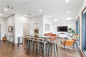 Μια τηλεόραση ή/και κέντρο ψυχαγωγίας στο Chic Condo for 8 in Desirable Gulch Neighborhood