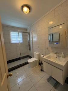Bilik mandi di Bijou Villa Bloemond- 3BR-2BTH-pool Studio +17 gambar