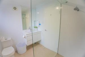 Koupelna v ubytování Amity Escape - Sleeps 12