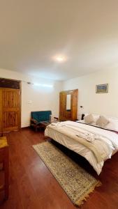 Katil atau katil-katil dalam bilik di Tourist Hotel 10 minutes walking distance from the mall