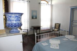 Ένα ή περισσότερα κρεβάτια σε δωμάτιο στο Chambres d'Hôtes L'Enclos des Jacobins