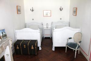 Ένα ή περισσότερα κρεβάτια σε δωμάτιο στο Chambres d'Hôtes L'Enclos des Jacobins