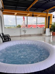 Bazén v ubytování Apartamento con terraza privada y jacuzzi nebo v jeho okolí