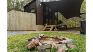 una casa con un focolare nel cortile di Wilderness View by Tiny Away a Mooloolah