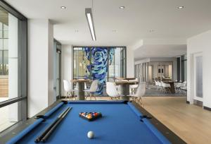 una sala biliardo con tavolo blu di Luxury Apartments by Hyatus Downtown Boston a Boston
