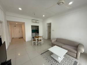 una sala de estar con un sofá y una mesa en De Seram Loft Mount Lavinia #M, en Mount Lavinia