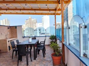 a balcony with a table and chairs on a building at Hotel Soul Mate Inn in Lima