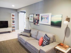 ein Wohnzimmer mit Sofa und Fernseher in der Unterkunft Peaceful Sonoma Oasis with Pool in Sonoma