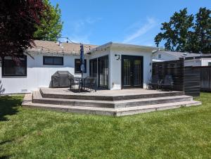 eine Terrasse mit Tisch und Stühlen vor einem Haus in der Unterkunft Peaceful Sonoma Oasis with Pool in Sonoma
