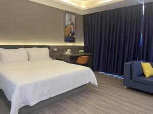 海口市にある7 Days Inn Fucheng Wu Gongci Gaodeng East Street Binjiang Roadのホテルルーム(ベッド1台、青い椅子付) +37枚の写真