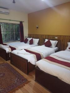 Postel nebo postele na pokoji v ubytování Chitwan Safari Resort