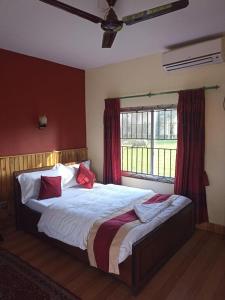 Postel nebo postele na pokoji v ubytování Chitwan Safari Resort