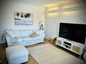 TV a/nebo společenská místnost v ubytování Barooga1- Mooloolaba Canal Front Apartment