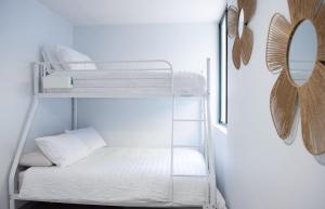 Postel nebo postele na pokoji v ubytování Taranaki 2- Ground Floor, Mooloolaba Beach Apartment
